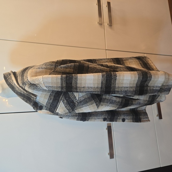 Thread & Supply Oversized Plaid Gingham Flannel Shacket Jacket Black Brown Small - Picture 3 of 10